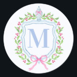 Sticker Rond Ginger Jar & Christmas Berries Monogramme<br><div class="desc">Cet autocollant a un design primitif et millénaire avec une crête de Noël avec une jarre de gingembre de Chinoiserie entourée de baies. Vous pouvez personnaliser avec votre initial.</div>