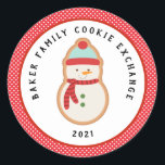 Sticker Rond Gingerbread Cookie | Christmas Cookie Exchange<br><div class="desc">Cet autocollant d'échange de biscuits comporte un biscuit en pain d'épice bonhomme sur un arrière - plan blanc et une bordure extérieure en pois rouge et blanc. Coordonner avec la collection Christmas Cookie Exchange.</div>