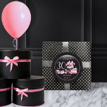 Sticker Rond Glam Pink Black Fashion 30th Birthday Party<br><div class="desc">Un design glamour d'inspiration française, rose et noir "30" 30e anniversaire avec un gâteau boîte casquette, des stilettos roses et un sac de maquillage parmi divers cadeaux d'anniversaire non ouverts et de succulents cupcakes. Parfait pour célébrer des anniversaires. Age est créé dans une police de parties scintillant fausse rose inmodifiable....</div>