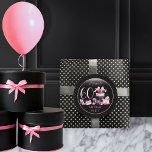 Sticker Rond Glam Pink Black Fashion 60th Birthday Party<br><div class="desc">Un design flamboyant d'inspiration française, rose et noir "60" 60e anniversaire avec un gâteau boîte casquette, des stilettos roses et un sac de maquillage parmi divers cadeaux d'anniversaire non ouverts et de succulents cupcakes. Parfait pour célébrer des anniversaires. Age est créé dans une police de parties scintillant fausse rose inmodifiable....</div>