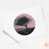 Sticker Rond Glastonbury Hawthorn. Arbre sur Hill. Rose, Noir. (Enveloppe)