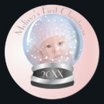 Sticker Rond Globe des neiges Pink Girl Baby's 1st Christmas Ph<br><div class="desc">Snow Globe Pink Girl Baby's 1st Christmas Photo stickers. Vous pouvez facilement customiser du texte et ajouter votre propre photo bébé de Noël. Belle nouvelle fille fête d'anniversaire de premier anniversaire de fête préférez les autocollants.</div>
