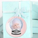 Sticker Rond Globe des neiges Pink Girl Baby's 1st Christmas Ph<br><div class="desc">Snow Globe Pink Girl Baby's 1st Christmas Photo stickers. Vous pouvez facilement customiser du texte et ajouter votre propre photo bébé de Noël. Belle nouvelle fille fête d'anniversaire de premier anniversaire de fête préférez les autocollants.</div>