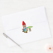 Sticker Rond gnome appuyé sur un champignon (Enveloppe)