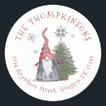 Sticker Rond Gnome Christmas Tree Nom Adresse de retour<br><div class="desc">Gnome Christmas Tree Name Return Adresse. Personnalisez facilement le texte.</div>