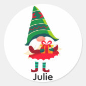 Sticker Rond Gnome de Noël personnalisée tenant une boîte cadea (Devant)