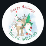 Sticker Rond Gnome Deer et Christmas Tree Cute<br><div class="desc">Autocollants de Noël personnalisés avec génome mignon,  cerf et arbre de Noël en rouge et vert festif. Le libellé est modifiable et se lit actuellement "heureux vacances [nom de famille]" mais vous pouvez changer cela à Joyeux Noël amour maman et papa ou tout ce dont vous avez besoin.</div>