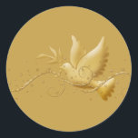 Sticker Rond Gold Christmas colombe paix élégant chic<br><div class="desc">Cet autocollant a une représentation graphique d'une colombe dorée de paix volant avec ses ailes voûtées vers le haut, portant une branche d'olivier dans son bec. Il vole à travers un tourbillon horizontal doré délicat et orné qui a de minuscules flocons de neige qui tombent autour et trois bougies rouges...</div>