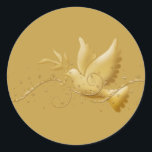 Sticker Rond Gold Christmas colombe paix élégant chic<br><div class="desc">Cet autocollant a une représentation graphique d'une colombe dorée de paix volant avec ses ailes voûtées vers le haut, portant une branche d'olivier dans son bec. Il vole à travers un tourbillon horizontal doré délicat et orné qui a de minuscules flocons de neige qui tombent autour et trois bougies rouges...</div>