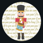 Sticker Rond Gold Christmas Little Drummer Boy<br><div class="desc">Adorable petit batteur garçon Noël produits de conception de vacances pour la saison des fêtes. Casse-noix coloré petit batteur garçon surverset graphique en haut des paroles de script d'or à la petite chanson de garçon batteur.</div>