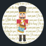 Sticker Rond Gold Christmas Little Drummer Boy<br><div class="desc">Adorable petit batteur garçon Noël produits de conception de vacances pour la saison des fêtes. Casse-noix coloré petit batteur garçon surverset graphique en haut des paroles de script d'or à la petite chanson de garçon batteur.</div>