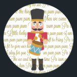 Sticker Rond Gold Christmas Little Drummer Boy<br><div class="desc">Adorable petit batteur garçon Noël produits de conception de vacances pour la saison des fêtes. Casse-noix coloré petit batteur garçon surverset graphique en haut des paroles de script d'or à la petite chanson de garçon batteur.</div>