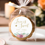 Sticker Rond Gold Floral Love est Sweet Wedding Favor<br><div class="desc">Autocollants / étiquettes personnalisés pour mariage avec "l'amour est doux" calligraphie à la main moderne et bouquet floral rose. Personnalisez avec les noms des mariés et des mariés et la date du mariage. Appliquez sur des boîtes,  des sacs ou des bocaux des bonbons mariages uniques do-it-yourself.</div>