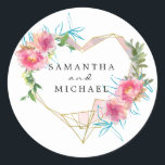Sticker Rond Gold Heart rose Floral Wedding Favor Seals<br><div class="desc">Le design très moderne et chic débute par un coeur géométrique doré aux accents rose vif. Des pivoines rose vif et de la verdure décorent le coeur. Les noms des mariés et des mariés sont écrits dans le grand coeur.</div>