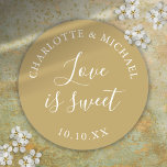 Sticker Rond Gold Love est la faveur de mariage doux<br><div class="desc">L'amour de mariage d'or est collant rond classique doux. Conçu par Thisisnotme©</div>