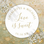 Sticker Rond Gold Love est la faveur de mariage doux<br><div class="desc">L'amour de mariage d'or est collant rond classique doux. Conçu par Thisisnotme©</div>