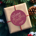 Sticker Rond Gold Merry Christmas Cranberry<br><div class="desc">Joyeux Noël dans un faux script de feuille d'or et vos noms en lettres chic,  ces stickers rouge canneberge sont élégants pour toute occasion de Noël. PLUS DE COULEURS et de produits assortis dans notre collection.</div>