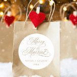 Sticker Rond Gold Merry & Marié Nouveaux Mauvais Mariages Premi<br><div class="desc">Elégante et romantique calligraphie tourbillonnant "Joyeux & Marié" script avec vos noms et année. Pour une personnalisation plus avancée de cette conception,  cliquez sur le BOUTON OUTIL DESIGN BLEU ci-dessus !</div>