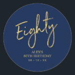 Sticker Rond Gold & Navy Lettering 80th Birthday Favor<br><div class="desc">Cette simple vignette de remerciement personnalisée ajoutera des détails élégants à votre journée spéciale. Ce design est doté d'un script doré moderne en lettres "80" avec du texte personnalisé sur un arrière - plan bleu marine. Des invitations à 80e anniversaire et des fournitures de fête sont disponibles dans ma boutique...</div>
