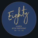 Sticker Rond Gold & Navy Lettering 80th Birthday Favor<br><div class="desc">Cette simple vignette de remerciement personnalisée ajoutera des détails élégants à votre journée spéciale. Ce design est doté d'un script doré moderne en lettres "80" avec du texte personnalisé sur un arrière - plan bleu marine. Des invitations à 80e anniversaire et des fournitures de fête sont disponibles dans ma boutique...</div>