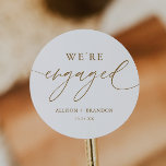 Sticker Rond Gold Nous sommes engagés dans les faveurs de la pa<br><div class="desc">Gold Nous sommes engagés Engagement Fête Faveurs Stickers Fiançailles des décorations de fête</div>