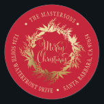 Sticker Rond Gold Red Merry Christmas Wire Retour Adresse<br><div class="desc">Voici une belle façon de mettre votre adresse de retour sur les cartes et les paquets pour cette période de Noël. Cette conception présente une magnifique couronne de sprigs d'eucalyptus, de feuilles et de feuillage avec des baies en fausse feuille d'or. À l'intérieur de la couronne se trouvent les mots...</div>