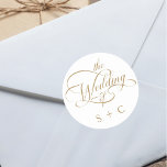 Sticker Rond Gold Romantic Classy Mariage de calligraphie<br><div class="desc">Un autocollant mariage simple en or et blanc présente une calligraphie tourbillonnant élégante et romantique avec des initiales. Pour une personnalisation plus avancée de cette conception,  cliquez sur le BOUTON OUTIL DESIGN BLEU ci-dessus !</div>