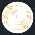 Sticker Rond Golden Leafy Wreath Monogrammed Wedding Favor<br><div class="desc">Elégant design floral en feuille de laurier avec monogramme et date mariage,  également disponible en option or.</div>