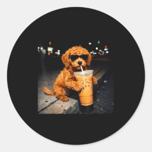 Sticker Rond Goldendoodle drôle buvant du café glacé mème anima