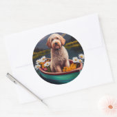 Sticker Rond Goldendoodle on a Paddle : Une aventure Pittoresqu (Enveloppe)