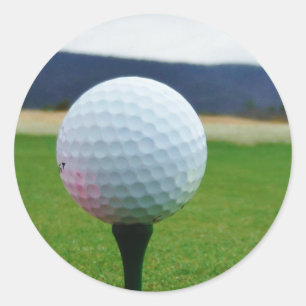 Sticker Rond Golf Ball sur un terrain de golf de montagne
