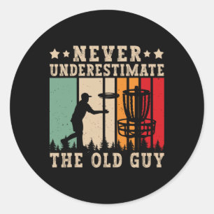 Sticker Rond Golfeur de Disque N'Underestimez Jamais Vieil Homm