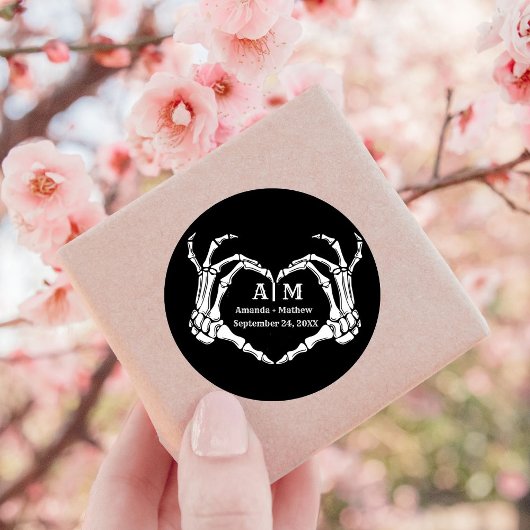 Sticker Rond Gothic Halloween Skull Hand Heart Black Wedding