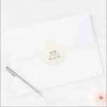 Sticker Rond Grace Ivory Mariage moderne<br><div class="desc">Des autocollants de mariage modernes avec un design géométrique simple et minimal avec votre deux monogramme initial et votre date mariage avec une petite ligne horizontale entre les deux. La palette de couleurs peut être modifiée dans l'outil d'édition de conception.</div>