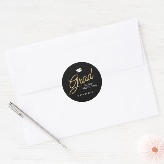 Sticker Rond Grad Moderne Script noir et or Graduation (Enveloppe)