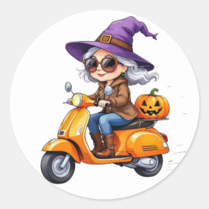 Sticker Rond Grand-mère Sorcière Stylée en Chibi sur Scooter Ci