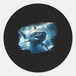 Sticker Rond Grand Requin Blanc, Requin Nager Dans L'Océan