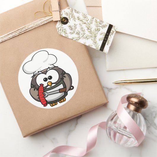 Sticker Rond Grande chouette à corne avec barbecue à la main (Cadeaux)