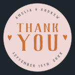 Sticker Rond Gras Coeur simple Coral rose mariage Favoriser<br><div class="desc">Cet autocollant audacieux pour mariage rose corail embrasse un thème rétro, avec du texte et des coeurs orange vibrants, et "merci" en typographie simple. Ces autocollants sont parfaits pour les couples qui veulent célébrer un mariage d'inspiration rétro, boho, automne ou été. Explorez les articles correspondants dans notre suite mariage pour...</div>