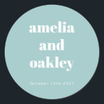 Sticker Rond Gras Minimaliste Boho Aqua Bleu Mariage personnali<br><div class="desc">Personnalisez vos faveurs de mariage avec ces élégants autocollants personnalisés. Dotés d'un arrière - plan bleu aqua et d'une typographie audacieuse, ces autocollants ajoutent une touche de style aux boîtes-cadeaux, aux enveloppes et bien plus encore. Customisez avec vos noms et date mariage pour un détail beau et soigné que vos...</div>