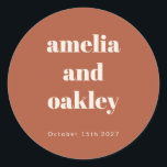 Sticker Rond Gras Minimaliste Boho Rust Retro Mariage personnal<br><div class="desc">Ajoutez une touche personnelle à vos faveurs de mariage ou à votre papeterie avec ces autocollants personnalisables en terre cuite. Avec vos noms et votre date mariage dans un design minimaliste, ces autocollants sont parfaits pour sceller des enveloppes, décorer des sacs-cadeaux ou personnaliser les faveurs des parties. La tonalité rouille...</div>
