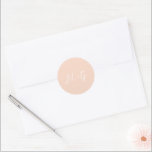 Sticker Rond Gras Script Peach Elegant Wedding<br><div class="desc">Autocollants de mariage de style classique avec un design simple mais élégant avec votre monogramme en script.</div>