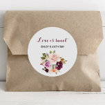 Sticker Rond Green Blush Bourgogne Floral Love is Sweet Mariage<br><div class="desc">Cet amour floral bordeaux vert est un autocollant rond classique mariage doux est parfait pour un mariage rustique. Le design se compose d'élégants bouquets de fleurs dessinés à la main,  verts,  rousses,  violets,  rouges et bordeaux,  inspirant la beauté naturelle.</div>