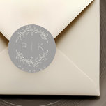 Sticker Rond Gris Line Art Botanique Wreath Mariage Monogramme<br><div class="desc">Autocollants monogrammes mariages sur mesure avec élégante couronne de bois beige blanc dessinée à la main avec initiales du couple et date mariage sur arrière - plan gris. Parfait pour le mariage,  sauvez les dates,  enveloppes,  emballages de mariage et plus encore.</div>