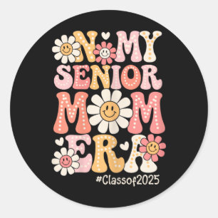 Sticker Rond Groovy dans mon ère de mère senior Cl de 2025 Mère
