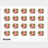 Sticker Rond Gros plan sur trois croustilles roses flottantes (Feuille)