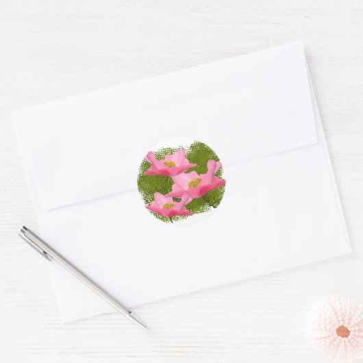 Sticker Rond Gros plan sur trois croustilles roses flottantes (Enveloppe)