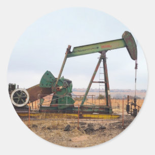 Sticker Rond Grosse valet verte dans un champ pétrolifère
