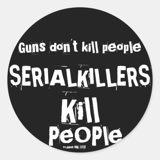 Sticker Rond Guns don't kill people, Serial Killers Kill People (Devant)