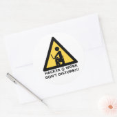 Sticker Rond Hacker au travail (Enveloppe)